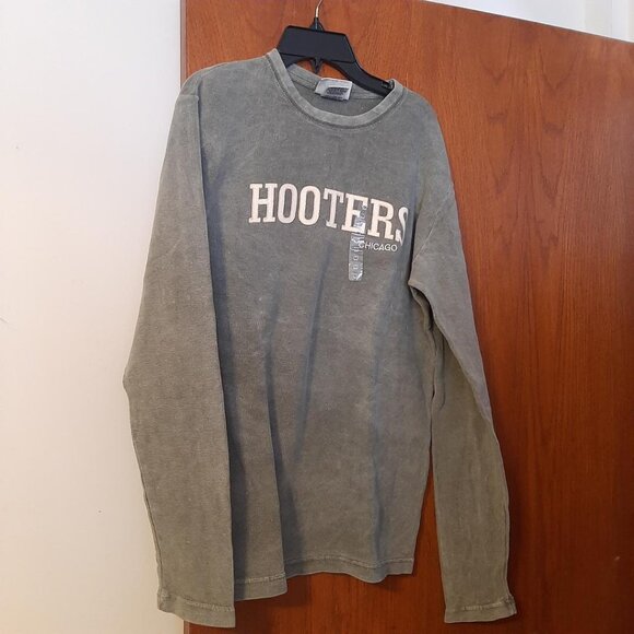 NEW ! Hooters Chicago Embroiled Sweater Shirt Dark Green Size M - Picture 1 of 2